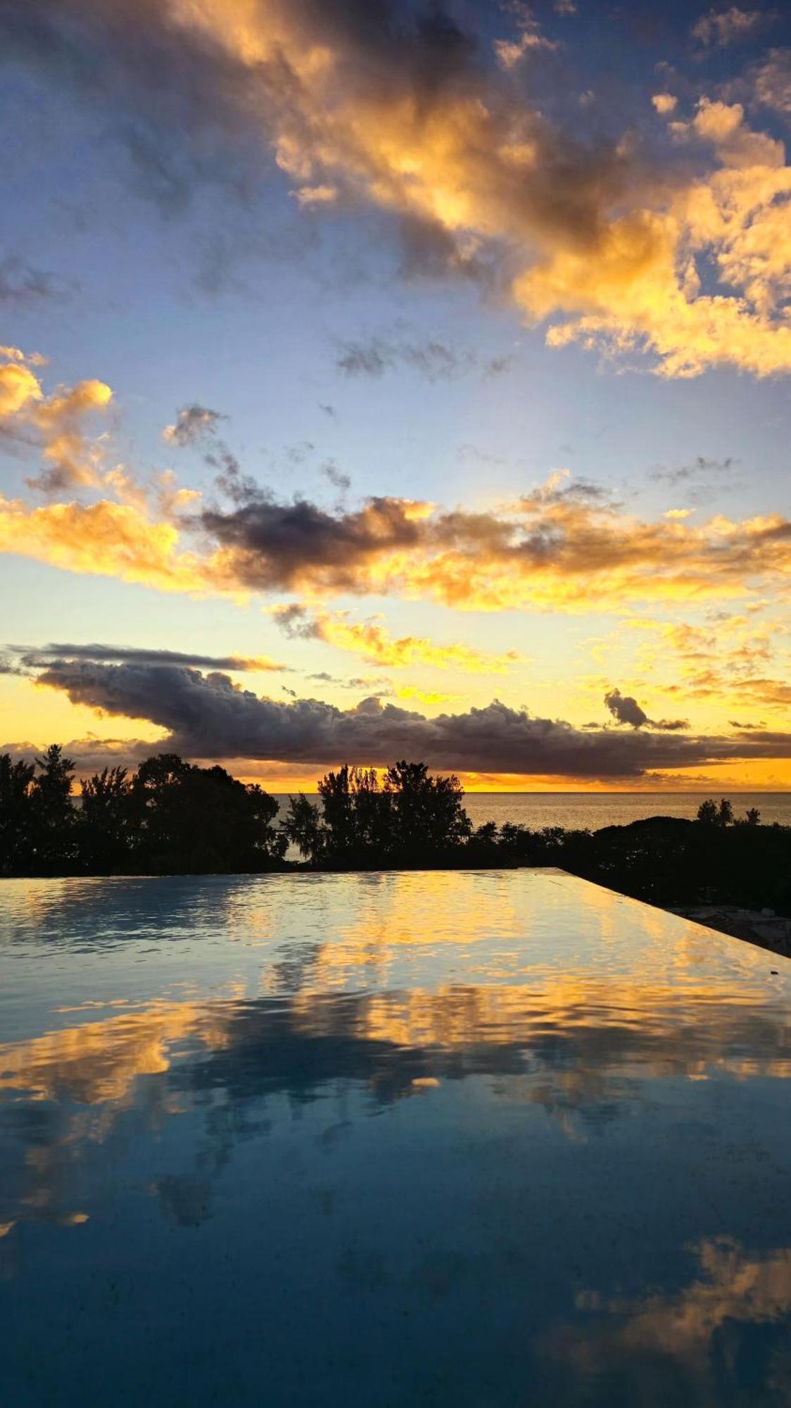 Luxury Penthouse With Infinity Pool & Stunning Sea View Leilighet Flic-en-Flacq Eksteriør bilde